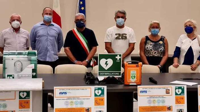 Avis dona quattro defibrillatori in memoria del volontario