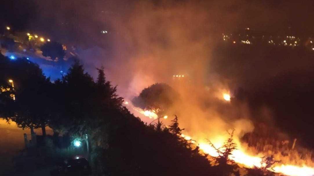 Incendio nel rione di Santa Maria il fuoco lambisce il cimitero