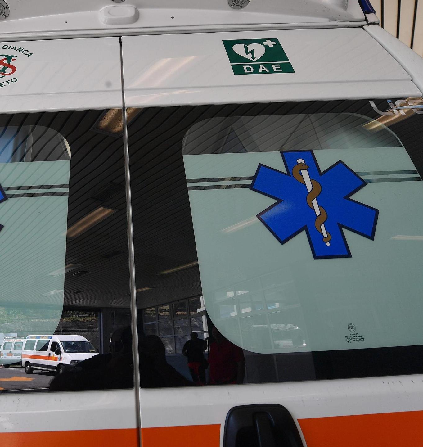 Si accascia mentre parla con i familiari 44enne muore sotto casa in via Leopardi