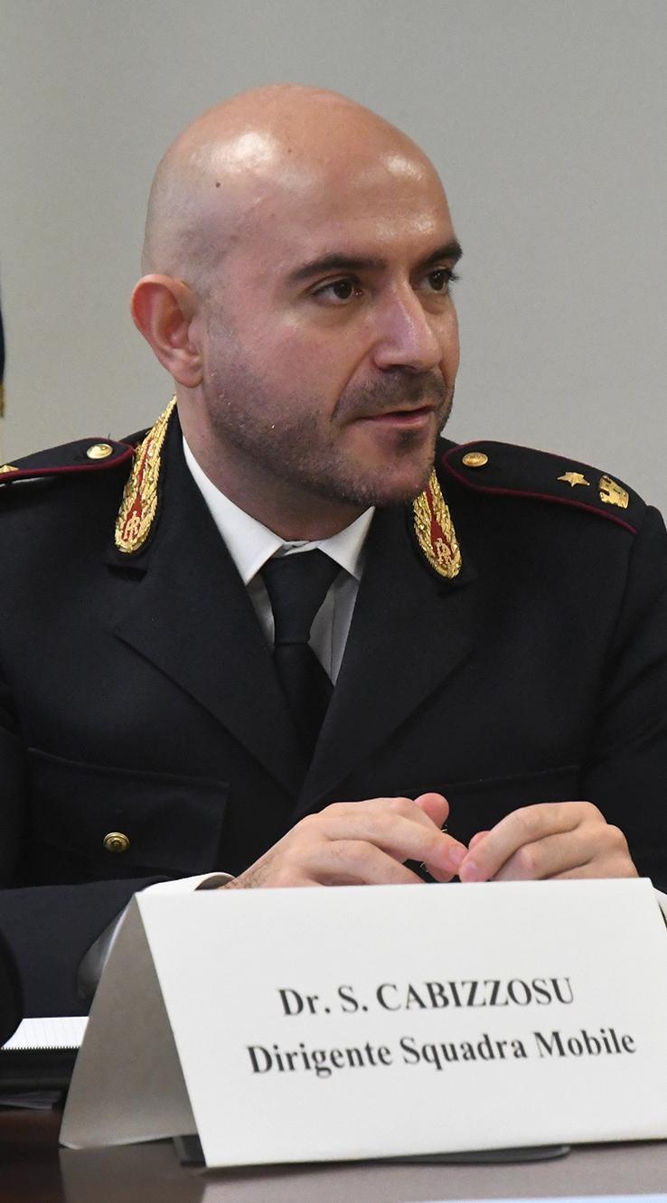 Prima truffa un anziano poi lo picchia e lo rapina 