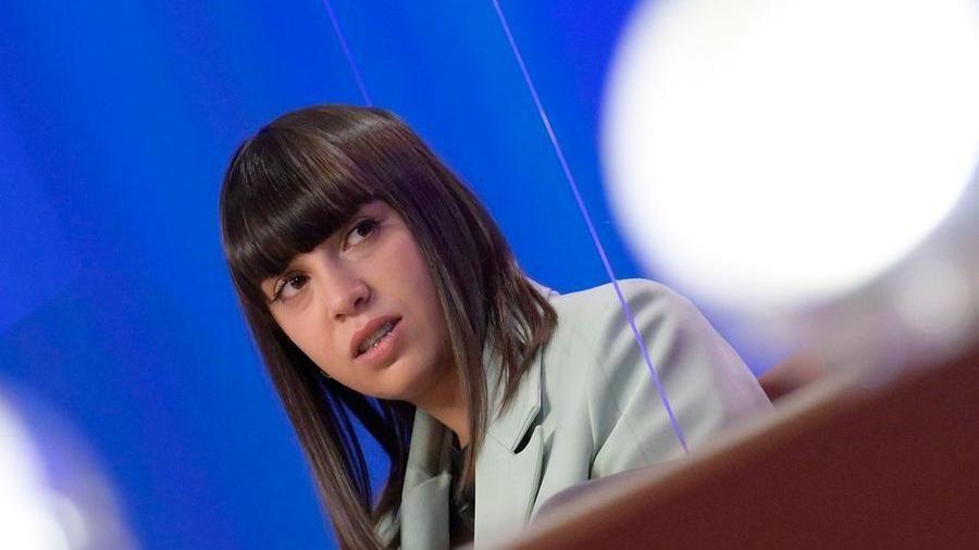 Malika si difende: «La Mercedes è usata». E dona cinquemila euro a Lilith 