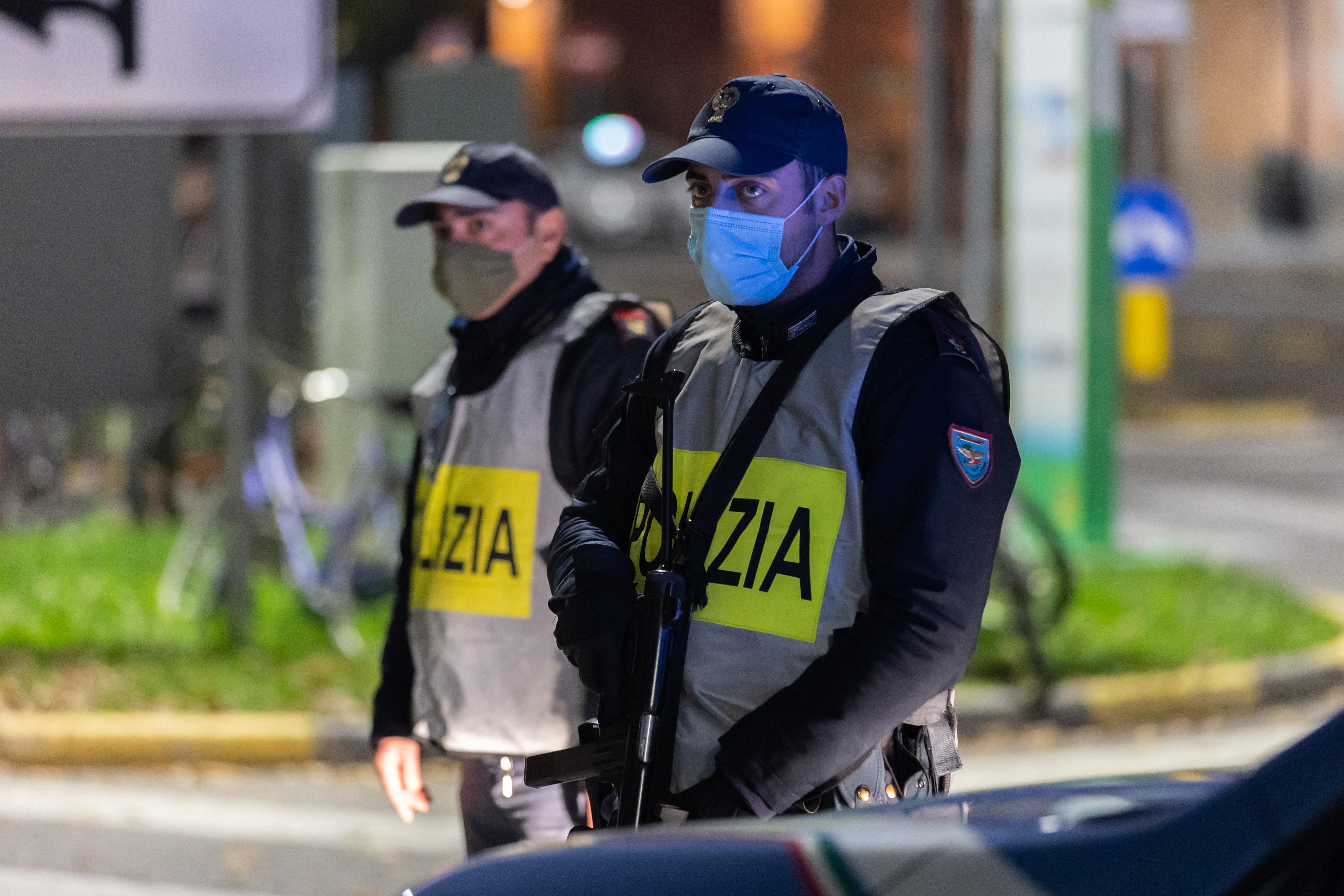 Ferrara, strappa la catenina d’oro e poi picchia il derubato: incastrato dalla polizia 
