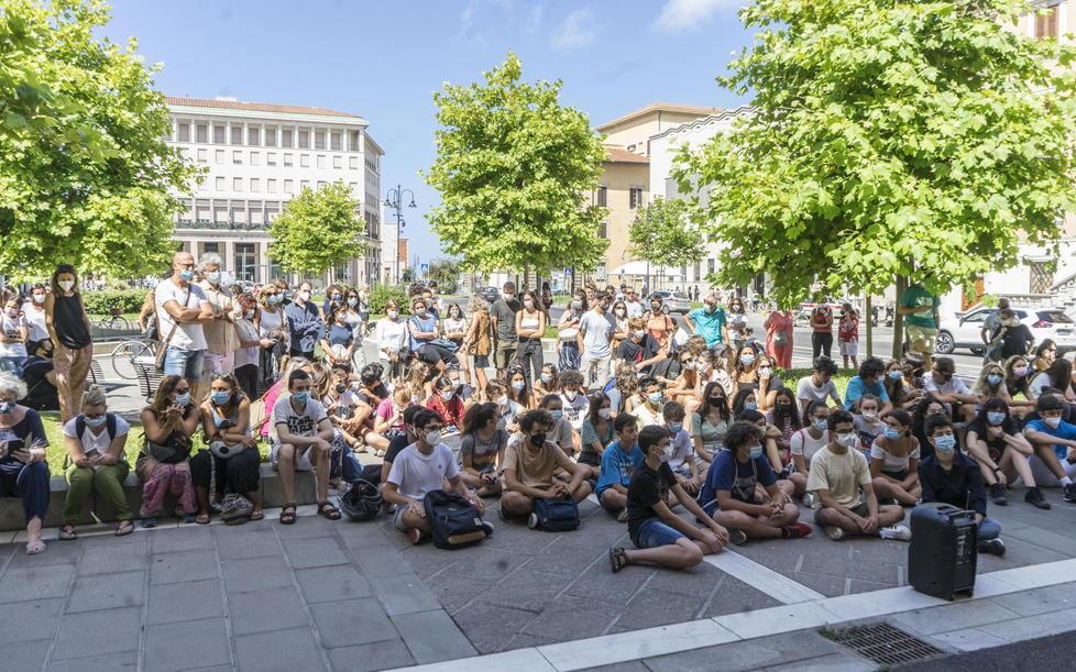 La manifestazione di studenti, professori e genitori davanti alla sede della Provincia