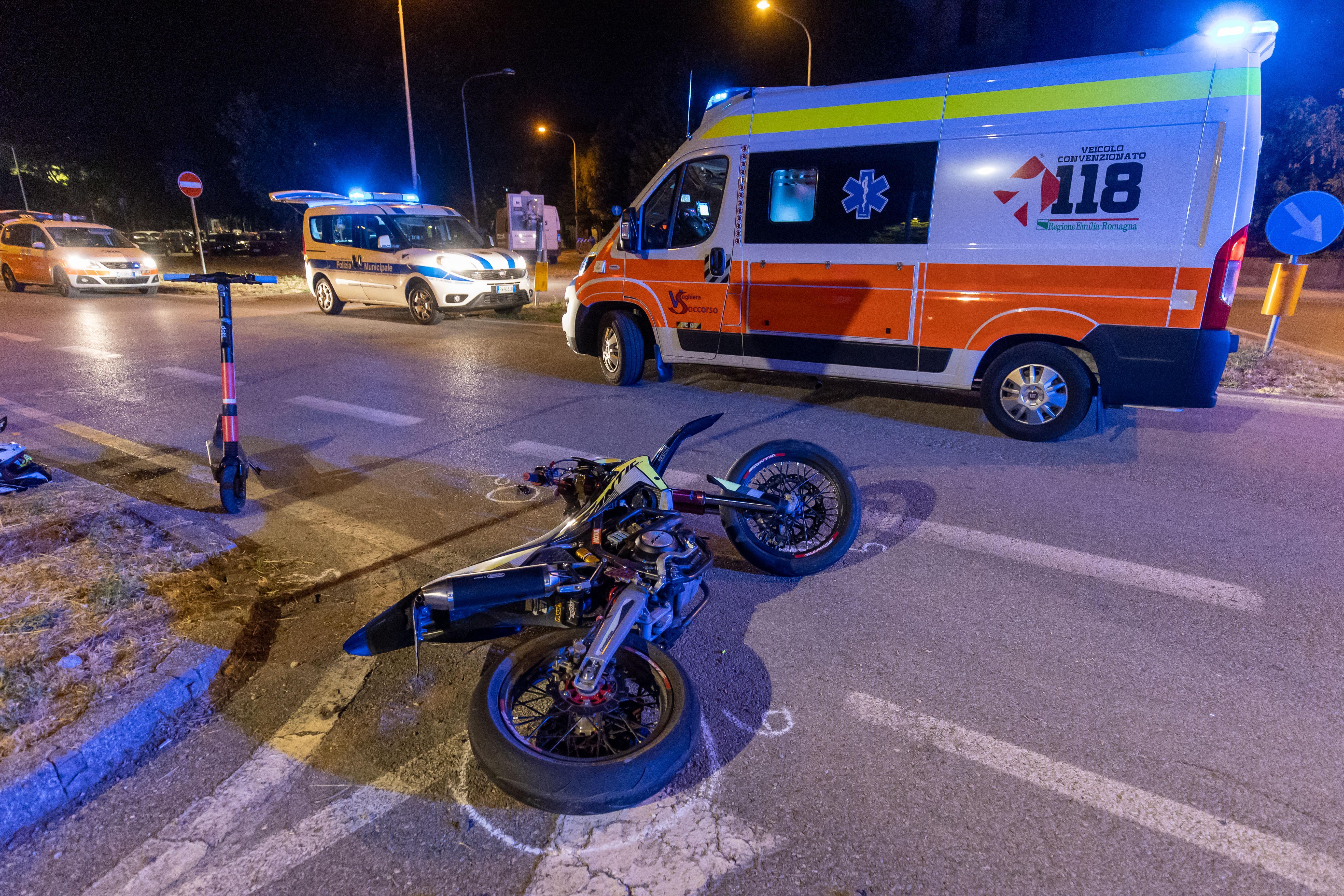 Ferrara, scontro tra un'auto e una moto: feriti due ventenni