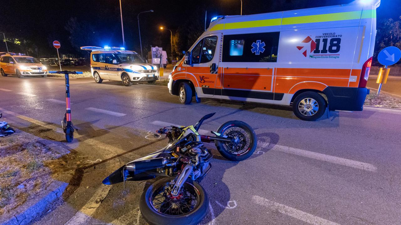 Ferrara, scontro tra un'auto e una moto: feriti due ventenni