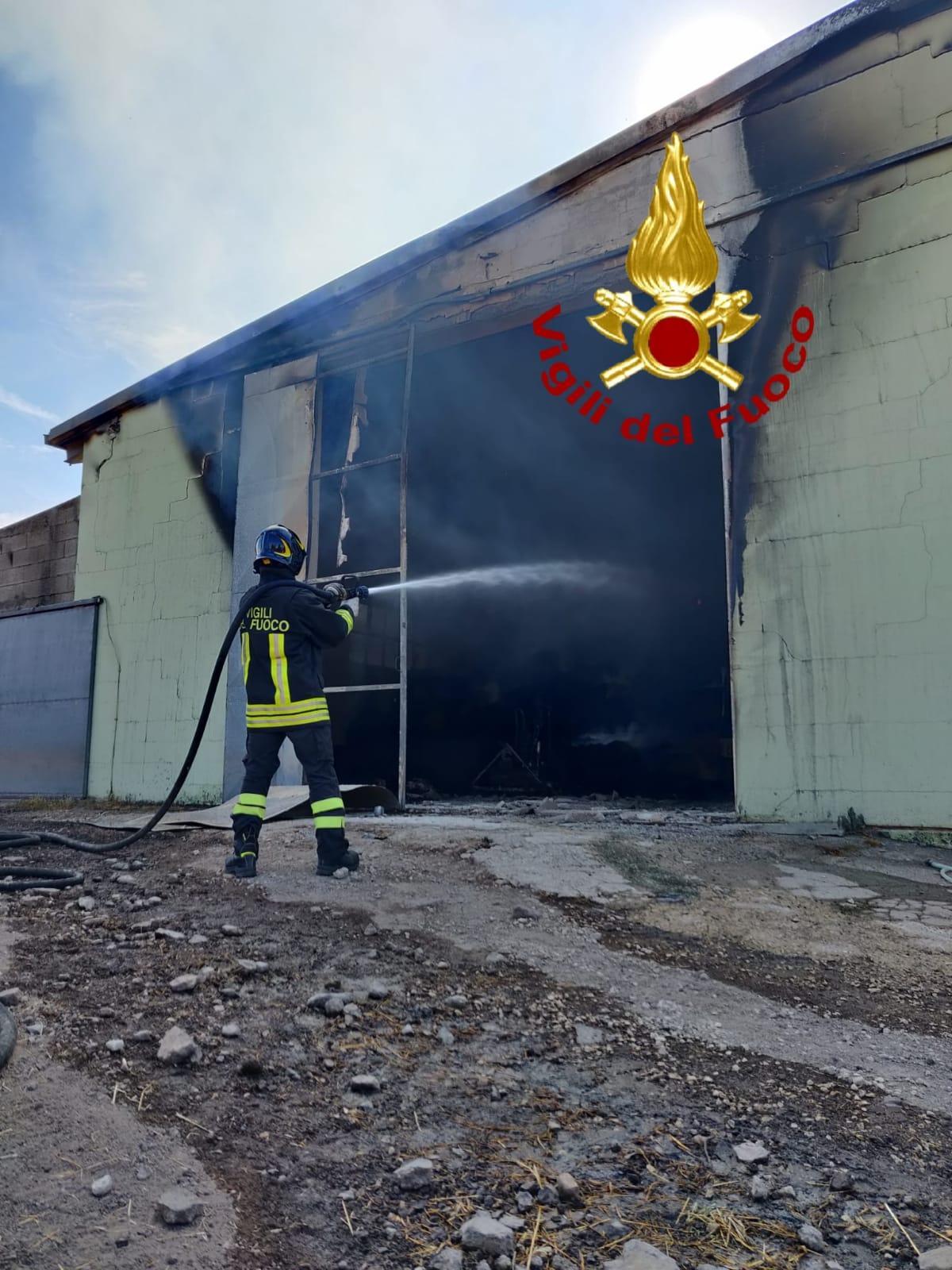 Putifigari, incendio in un fienile: vigili del fuoco impegnati per ore