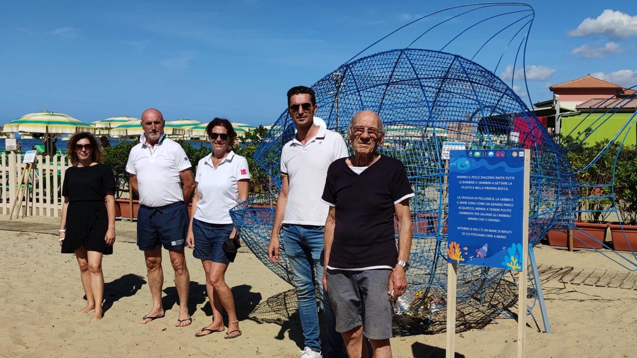 Sulla spiaggia approda Marino, il pesce mangiaplastica