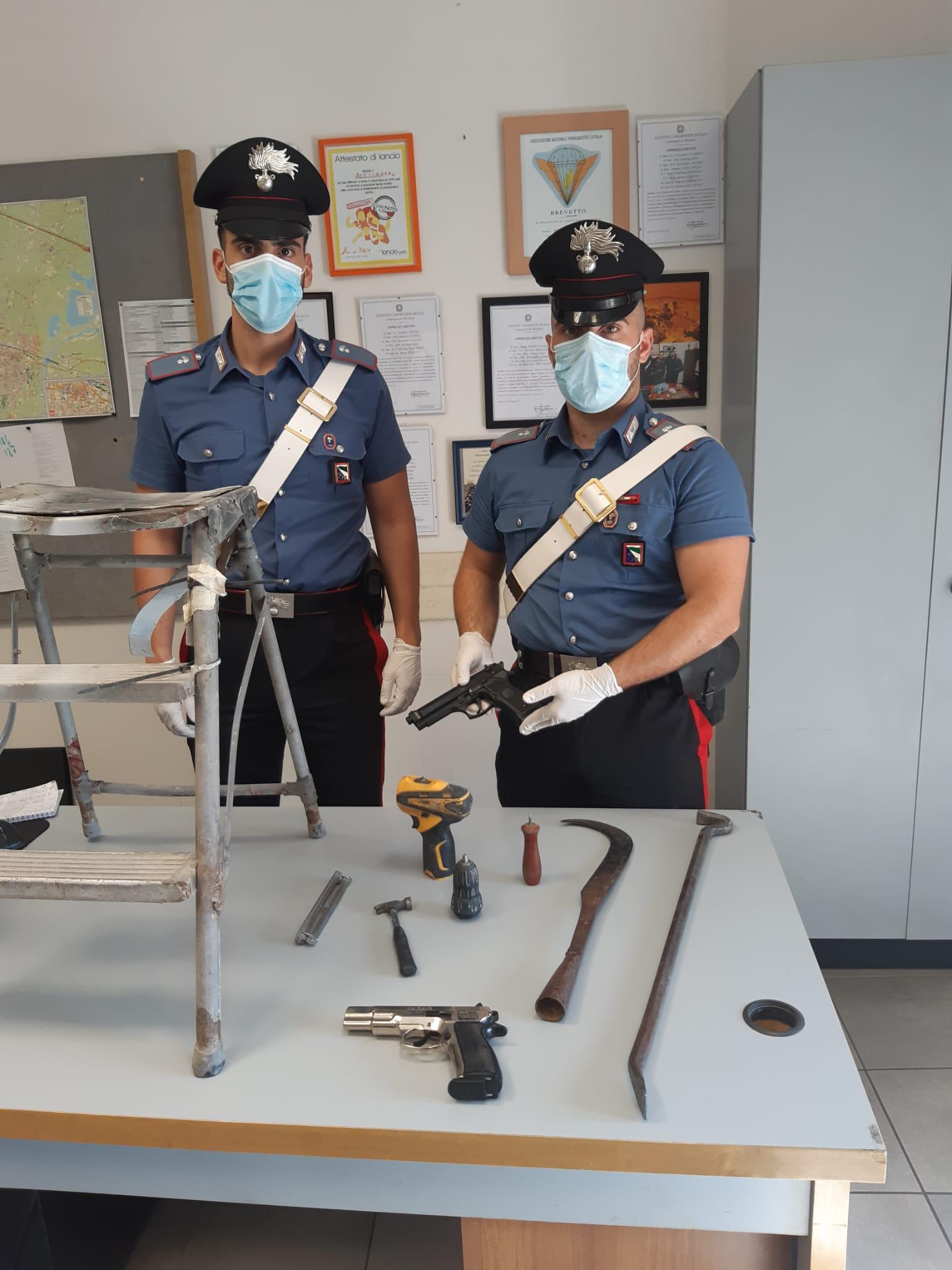 Rissa in carrozzeria a Rubiera, le pistole scacciacani e gli attrezzi usati nella rissa, sequestrate dai carabinieri