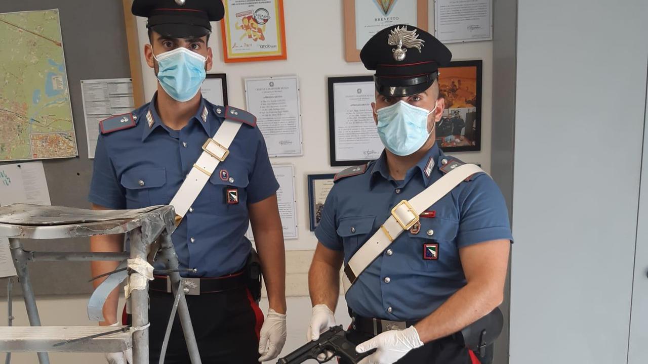 Rissa in carrozzeria a Rubiera, le pistole scacciacani e gli attrezzi usati nella rissa, sequestrate dai carabinieri