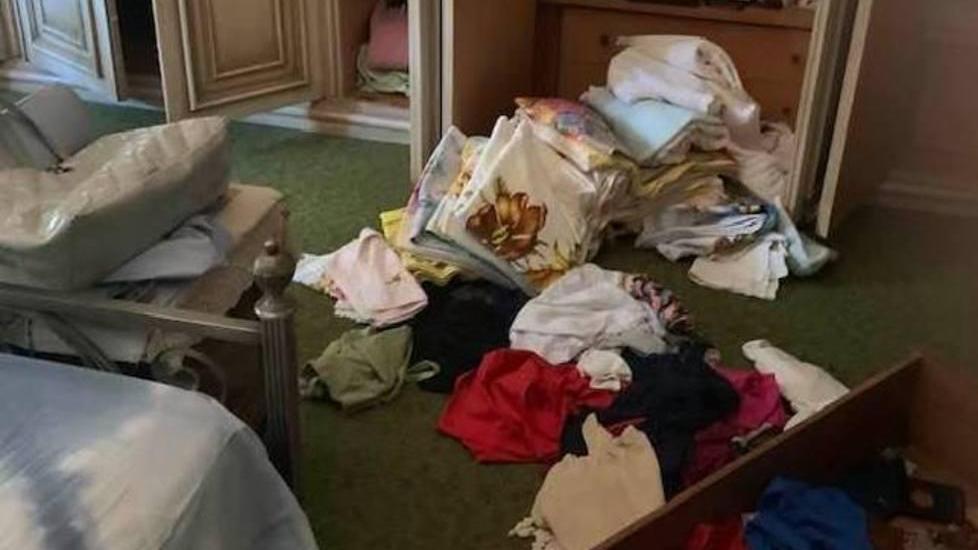 Armadi e cassetti svuotati dai ladri nell’abitazione di via della Principessa