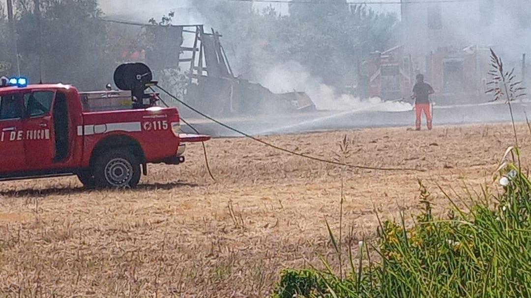 Incendio al Cotone, chiusa per ore la variante Aurelia