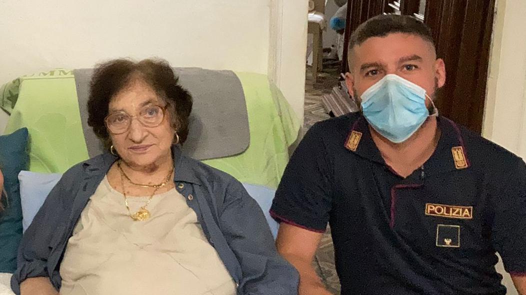 La donna insieme a un agente della polizia di Stato (foto concessa dalla questura in accordo con la signora)