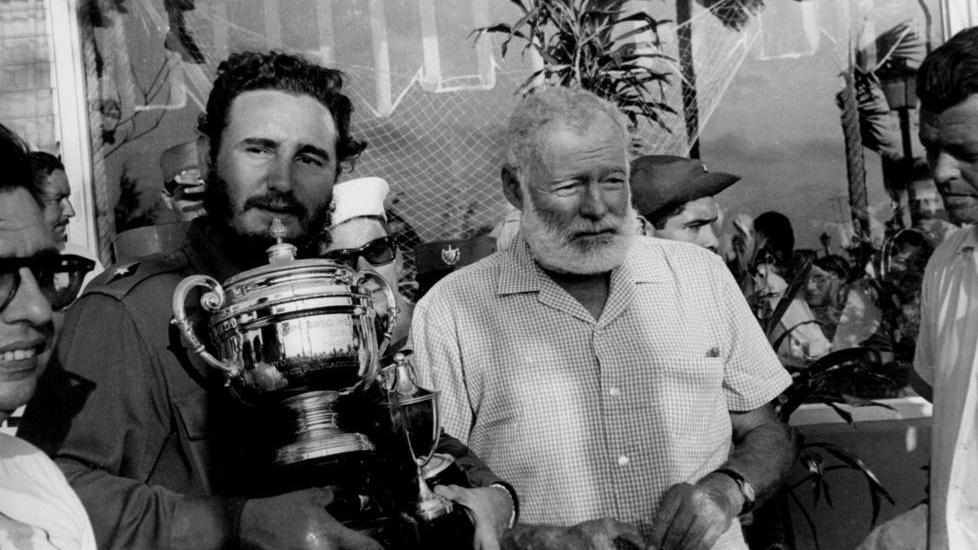 Un’immagine iconica di Ernest Hemingway con Fidel Castro a Cuba