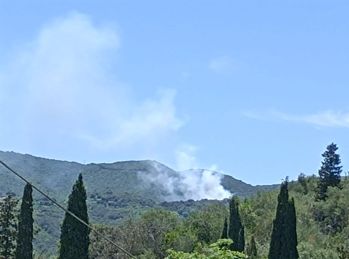 Incendio all'Argentario, le fiamme sulle colline di Porto Santo Stefano 