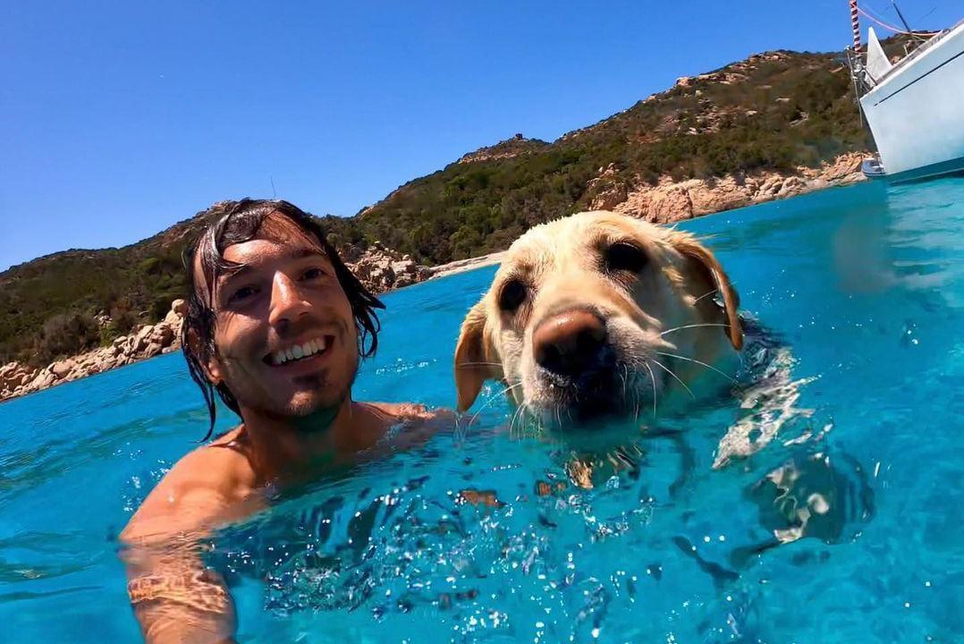 La Maddalena, le avventure in barca a vela di Paolo Traverso e il suo labrador