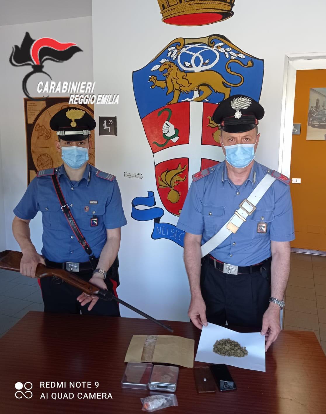 Nascondeva in casa droga e una carabina ad aria compressa, denunciato un 24enne 