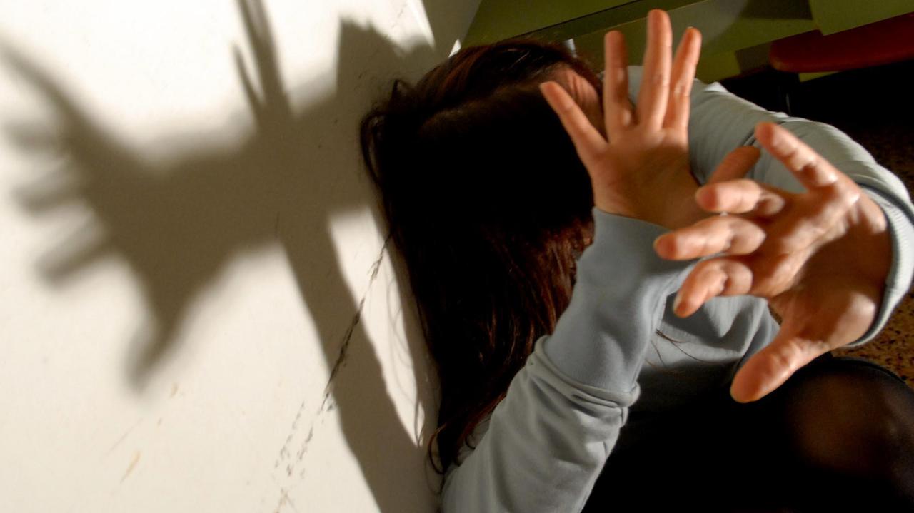 Ferrara, aggredita dal fidanzato che le punta il coltello alla gola