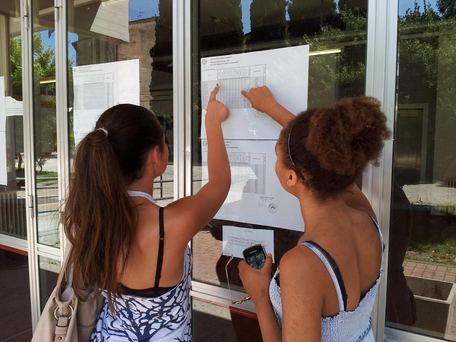Due studentesse mentre controllano i risultati della maturità (foto d’archivio)
