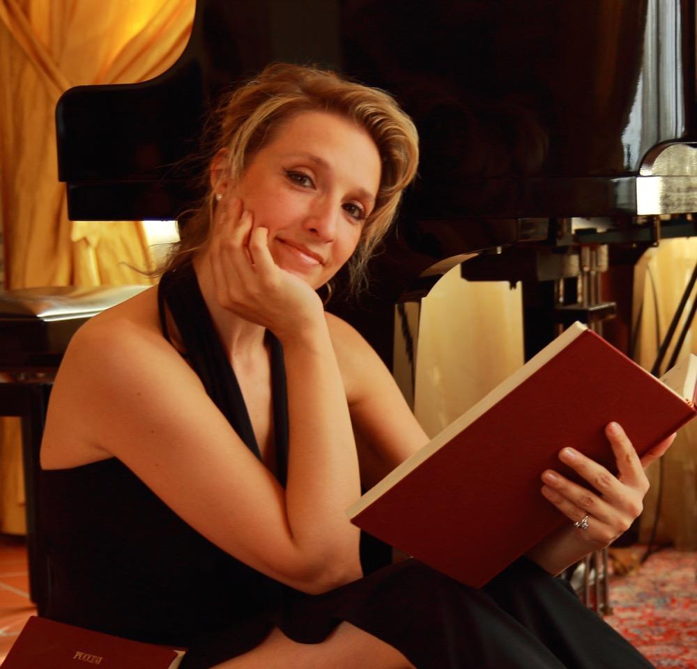 Paola Massoni, la cantante lirica che miete premi anche come scrittrice e poetessa 