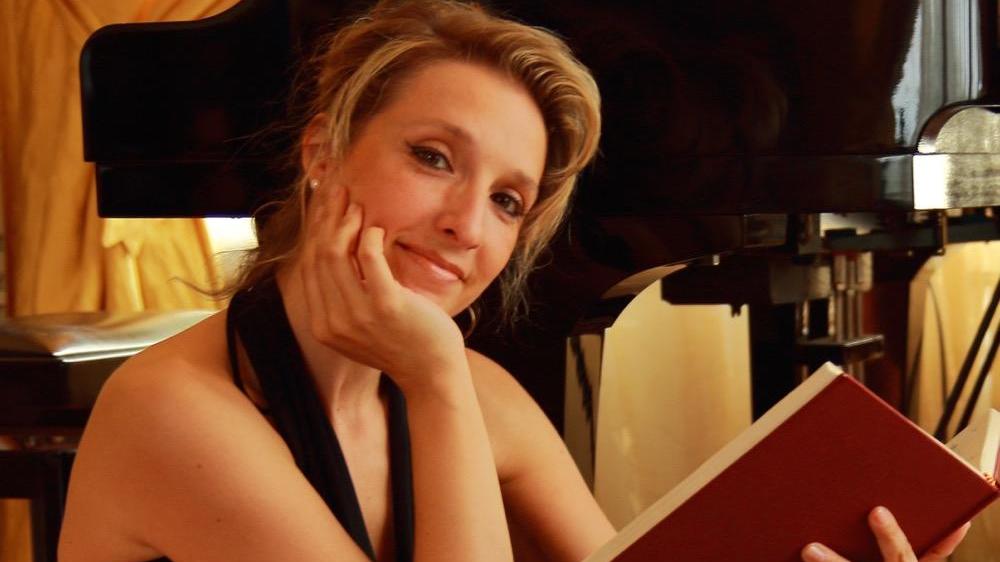 Paola Massoni, la cantante lirica che miete premi anche come scrittrice e poetessa