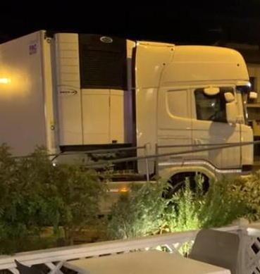 Tir bloccato nella nuova rotatoria: "I lavori non erano stati completati"
