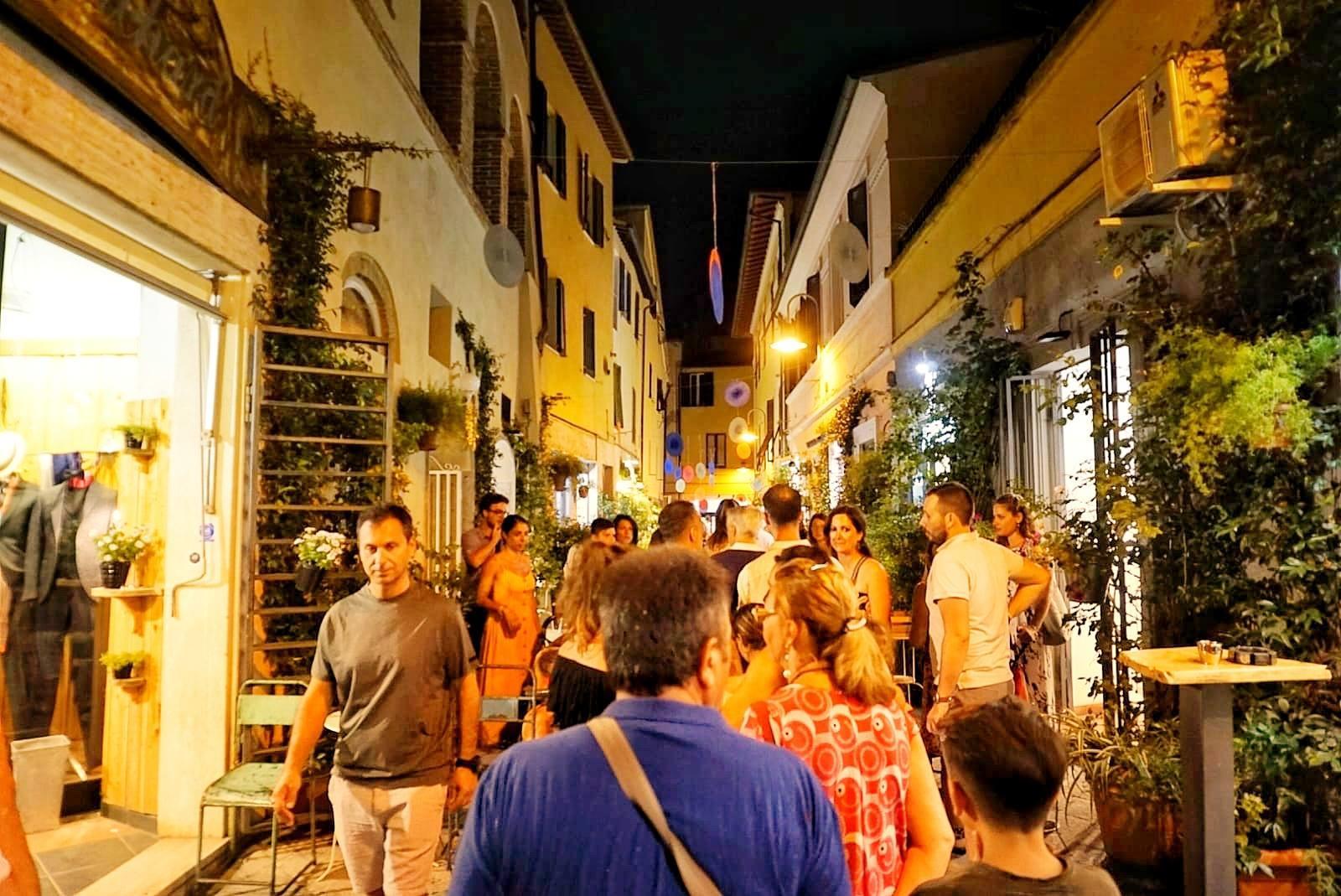 Al via i saldi, in centro storico negozi aperti nel dopocena