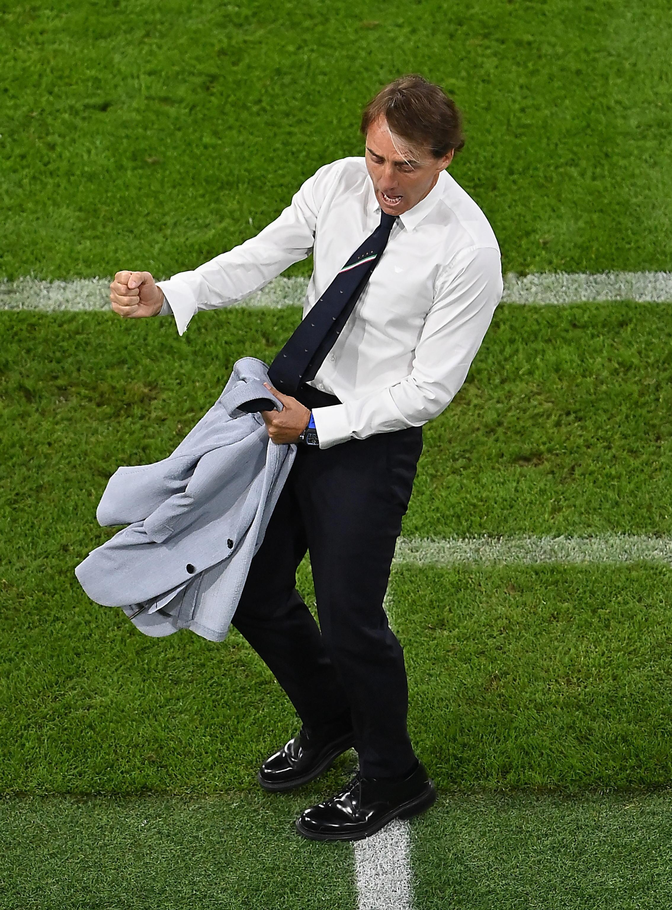 Mancini esulta dopo uno dei due gol degli azzurri