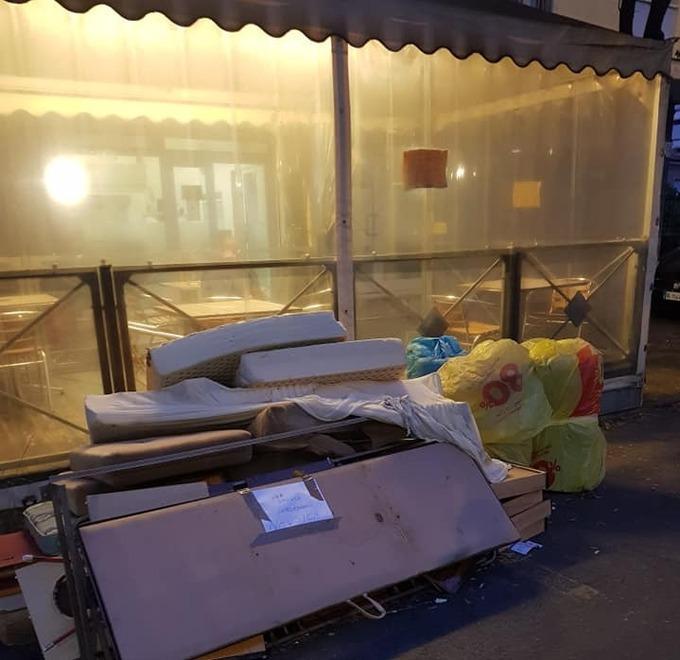 Abbandona materassi davanti a una pizzeria (aperta)