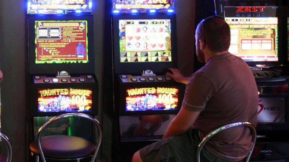 Vince 68mila euro con le scommesse e ha il reddito di cittadinanza: denunciato