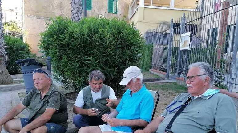 Via le panchine dalla piazza sul mare E allora gli abitanti si portano le sedie