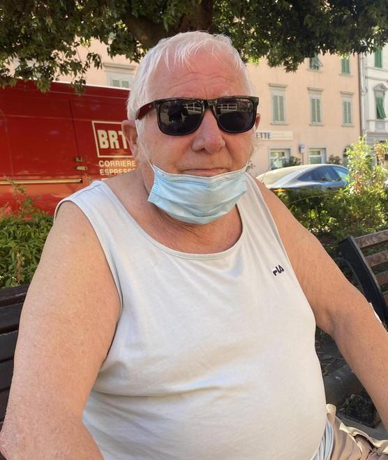 Gli sfila la collanina con un abbraccio 