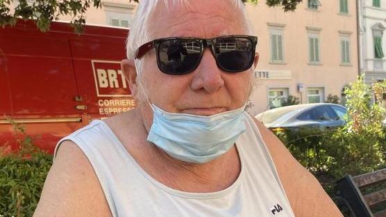 Gli sfila la collanina con un abbraccio