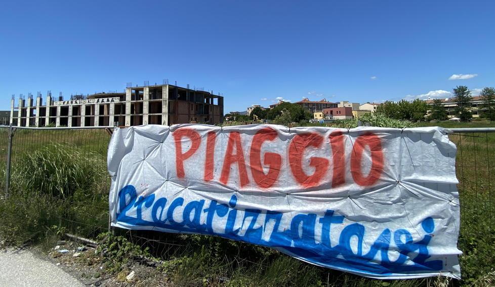 Piaggio, striscioni e manifesti dell’Usb contro il precariato