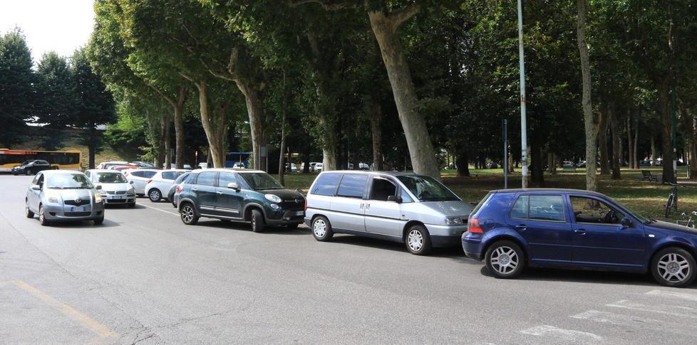 Chiede l’elemosina e cerca di derubare due giovani fidanzati