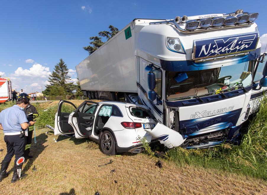 Schianto all’Uccellino Tir finisce contro l’auto I mezzi volano nel fosso 