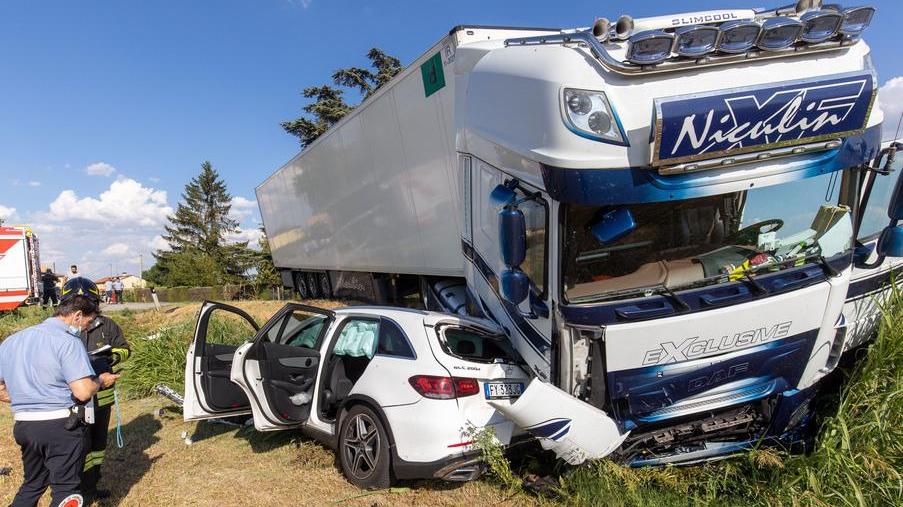 Schianto all’Uccellino Tir finisce contro l’auto I mezzi volano nel fosso
