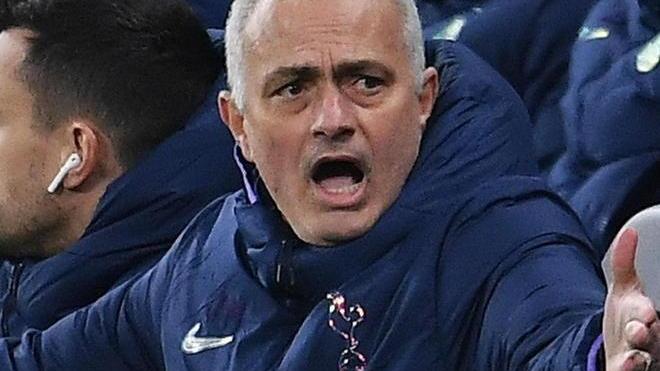 Mourinho arriva a Roma e abbraccia i giallorossi