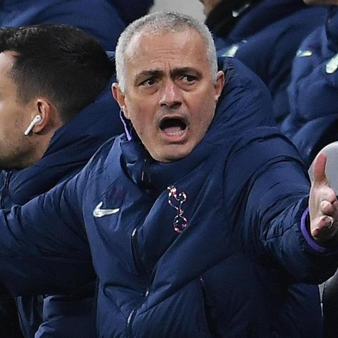 Mourinho arriva a Roma e abbraccia i giallorossi