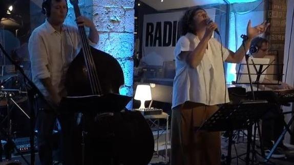 Jazz, soul e atmosfere brasil ma con i versi in campidanese