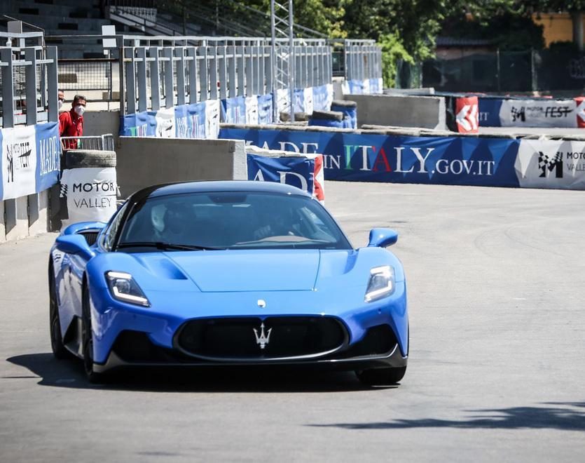 Modena. Ecco il circuito Novi Sad: le Maserati inaugurano la tortuosa pista in città 