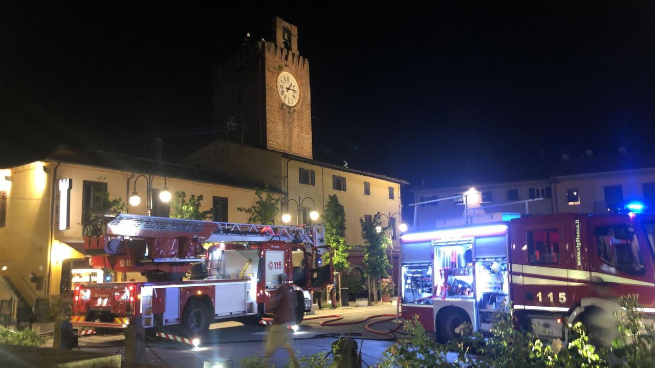 Camionette dei pompieri intervengono al bar La Torre (foto Silvi)
