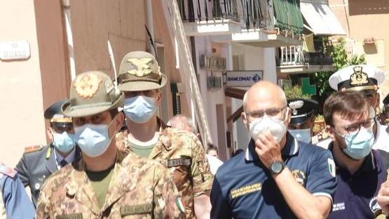 Il generale Figliuolo e il capo della Protezione civile Curcio in visita all'isola del Giglio (foto: Enzo Russo)