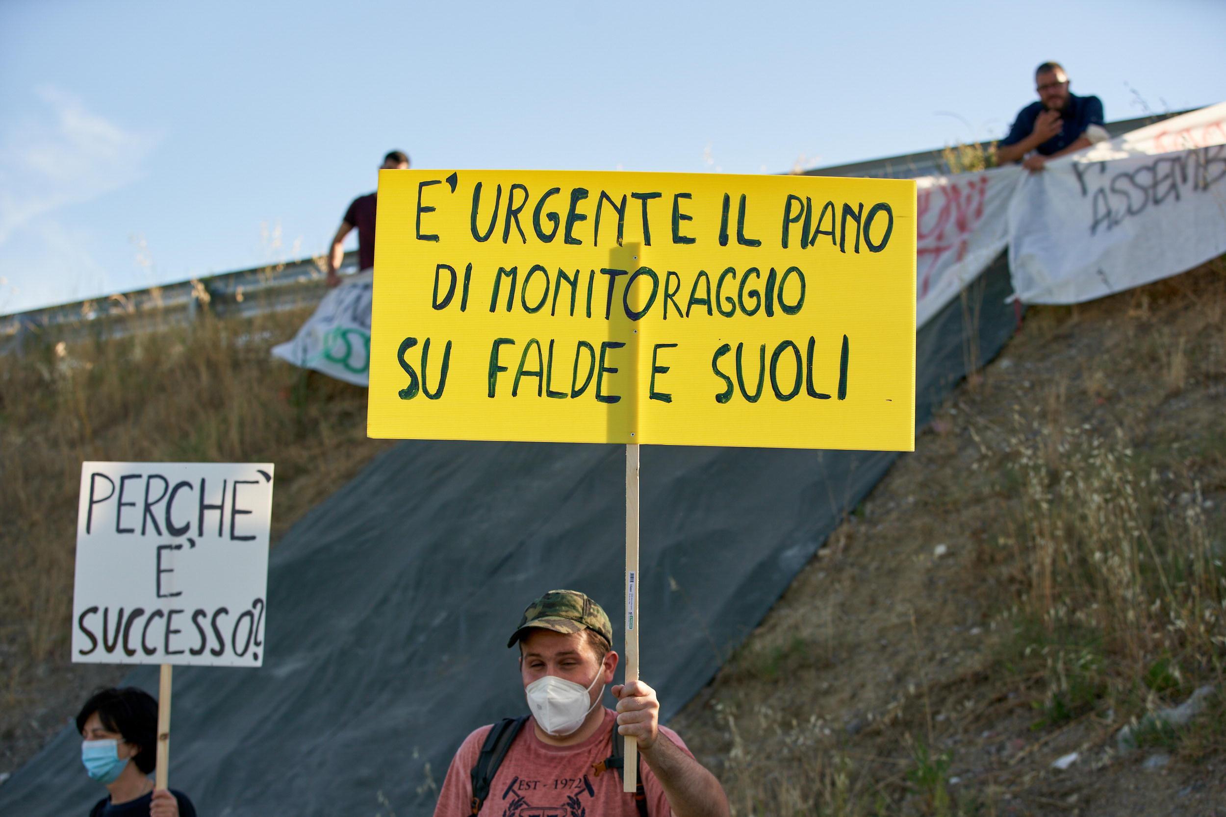 Una protesta dei cittadini ai bordi della strada 429, dove sono state interrate le ceneri tossiche