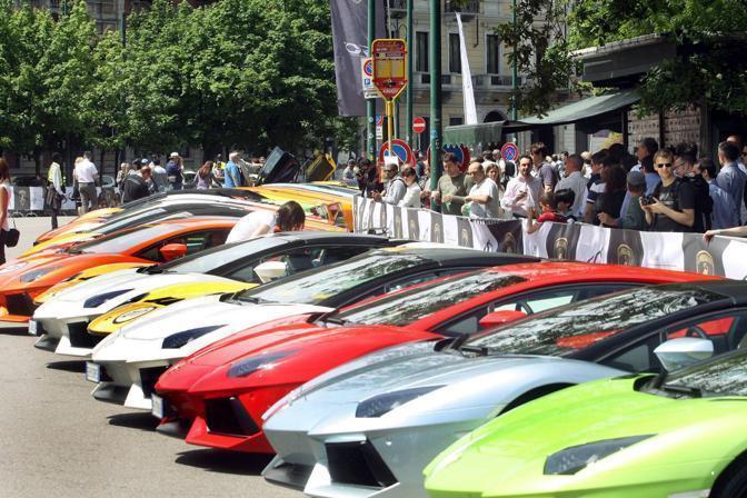 Più di 50 Lamborghini in passaggio a Certaldo per un raduno di lusso