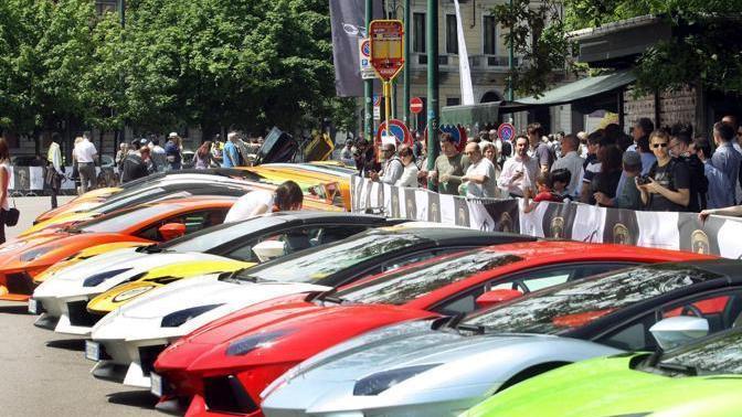 Più di 50 Lamborghini in passaggio a Certaldo per un raduno di lusso