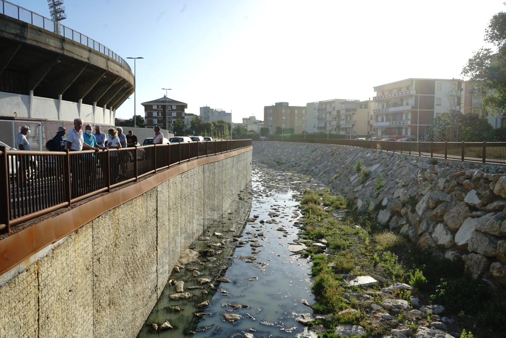 Alluvione, la protesta dei residenti «Odori rivoltanti, fermate i cantieri per scoperchiare il rio Maggiore» 