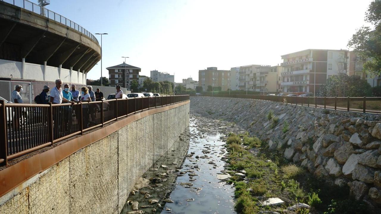 Alluvione, la protesta dei residenti «Odori rivoltanti, fermate i cantieri per scoperchiare il rio Maggiore»
