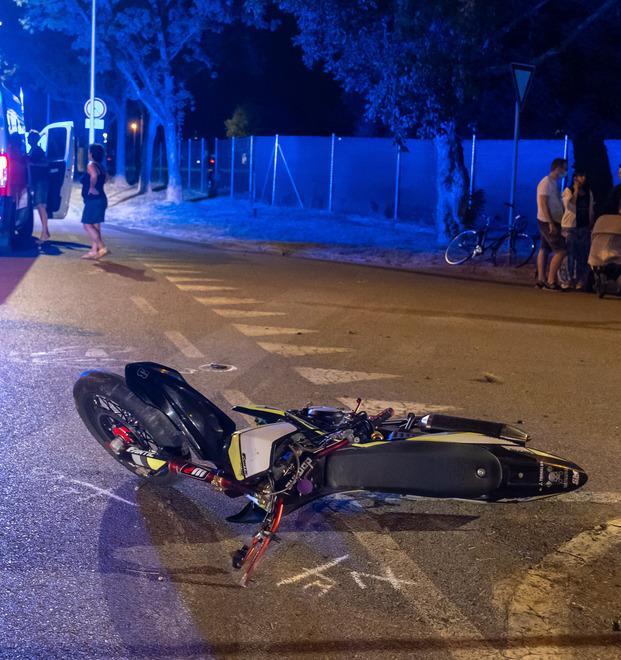 Investe con l’auto una moto e fugge. È caccia al pirata 
