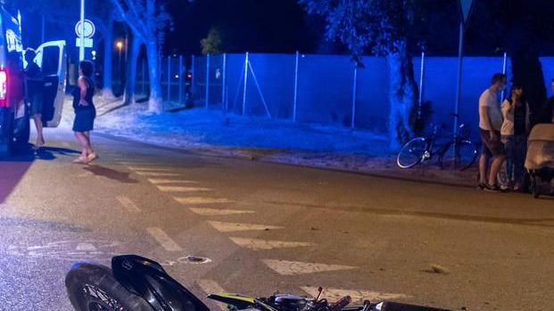 Investe con l’auto una moto e fugge. È caccia al pirata