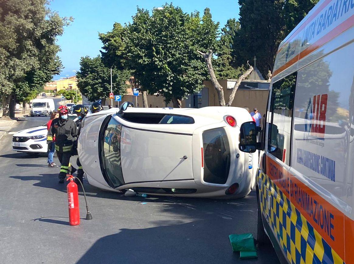 Sorso, perde il controllo dell'Alfa Romeo e si schianta sulle auto in sosta: ferito un 21enne